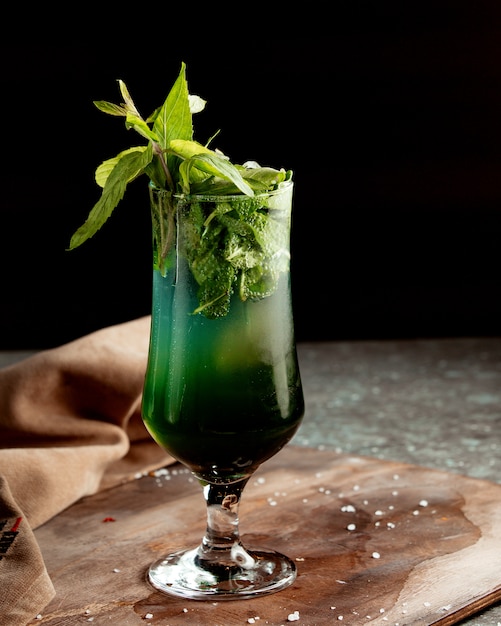 Foto gratuita cocktail alla menta sul tavolo