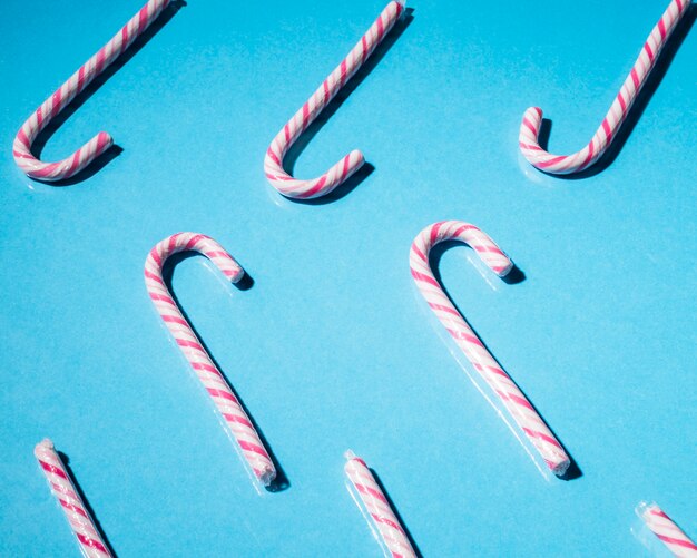 파란색 배경에 민트 크리스마스 지팡이 사탕