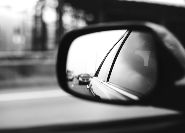 Бесплатное фото Зеркальное автомобильное автомобильное устройство просмотра