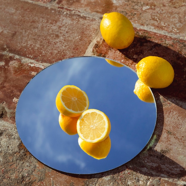 Free photo mirror with fresh lemons