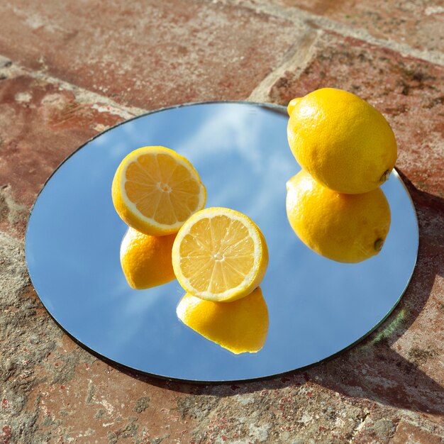 Зеркало со свежими лимонами
