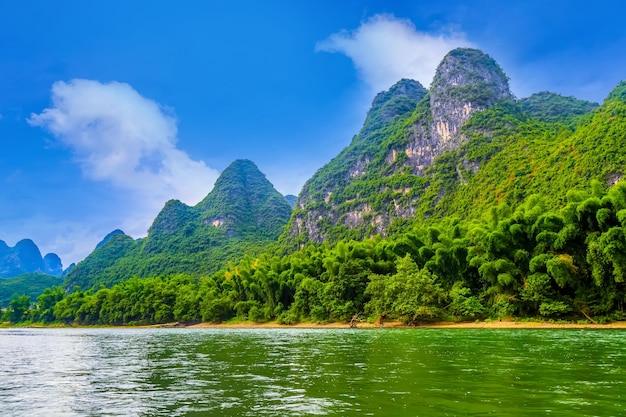 霧中国の水のピークの風景