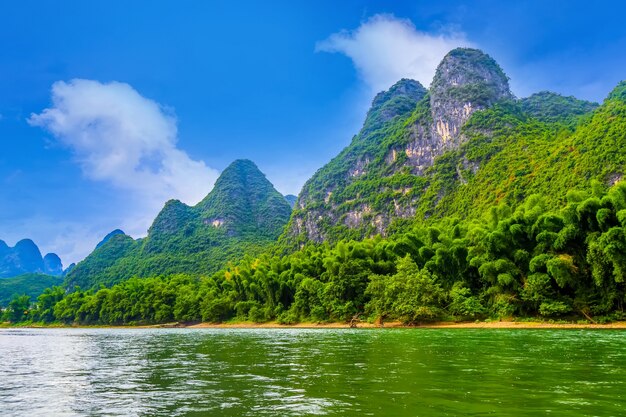 Туманные китайские водные пиковые пейзажи