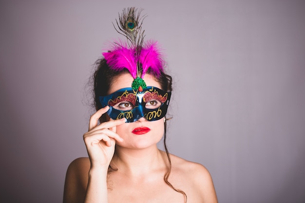 Foto gratuita donna misteriosa con maschera di carnevale