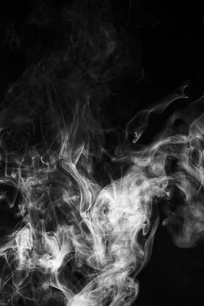 Foto gratuita fumo nebbioso che soffia su sfondo nero