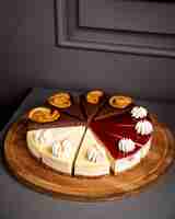 Foto gratuita mescolare cheesecakes alla vaniglia bacche di cioccolato vista laterale