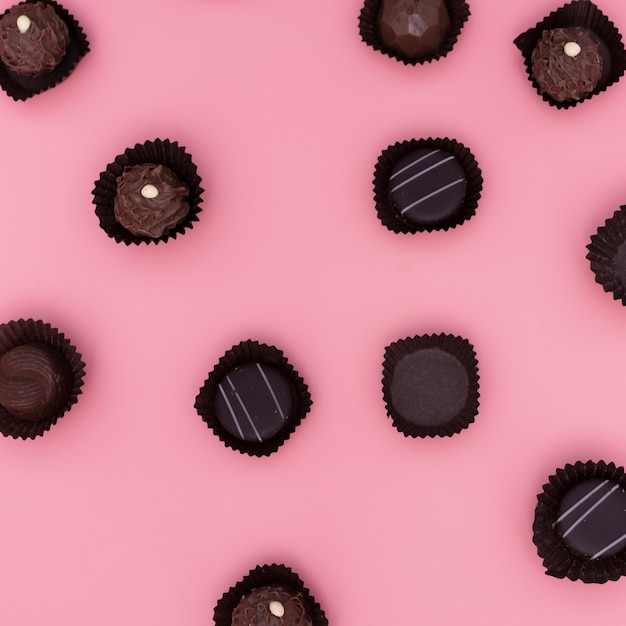 Foto gratuita mix di cioccolatini su sfondo rosa