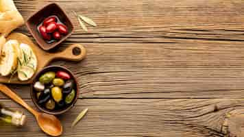 Free photo mix of olives in bowls and bread with copy space