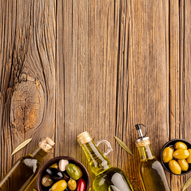 Free photo mix of olives in bowls and olive oil bottles with copy space