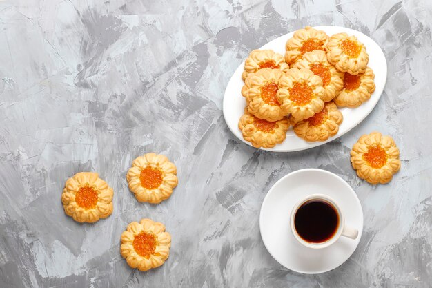 甘いクッキー、ケーキロール、ミニカップケーキのミックス。