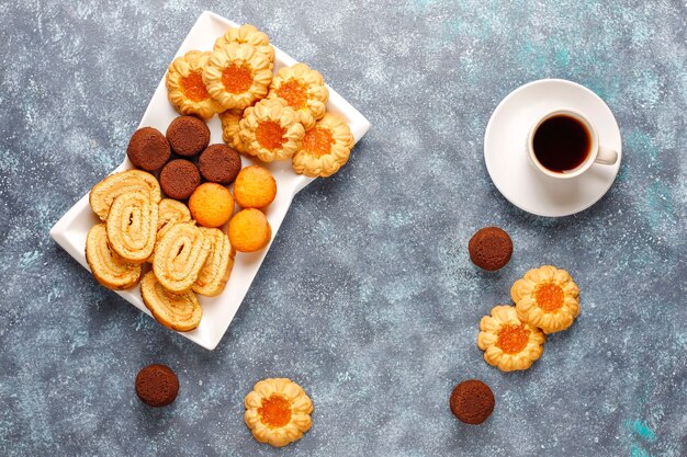 甘いクッキー、ケーキロール、ミニカップケーキのミックス。