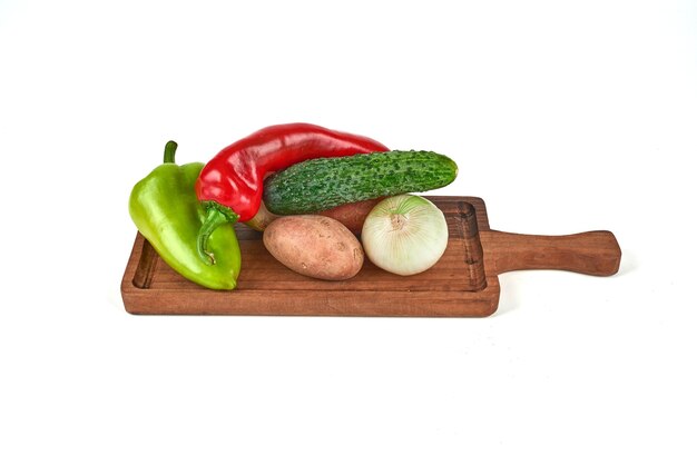 Free photo mix of vegetables on a wooden platter.