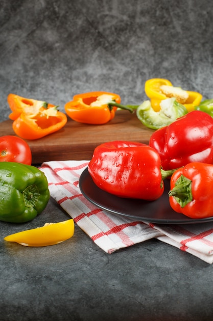 Free photo mixed bell peppers on a checked towel.