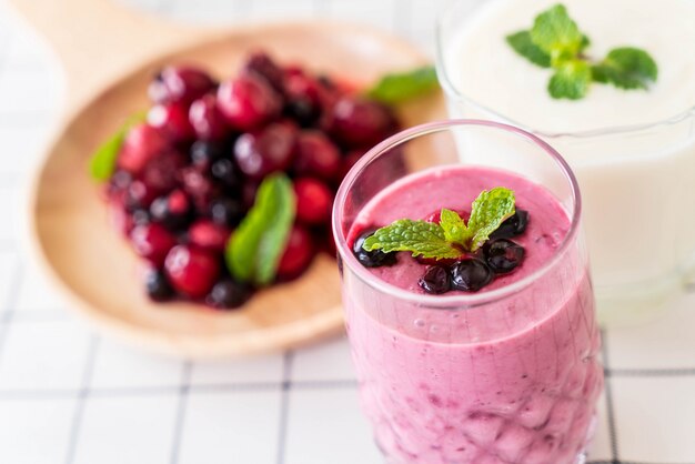 mixed berries with yogurt smoothies