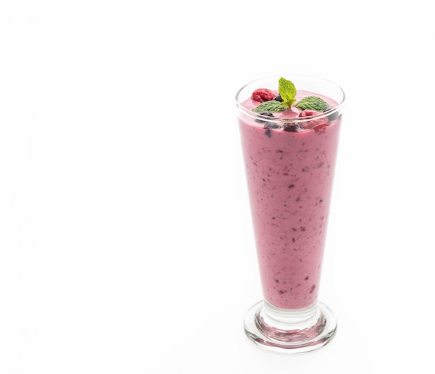 Free photo mixed berries with yogurt smoothies