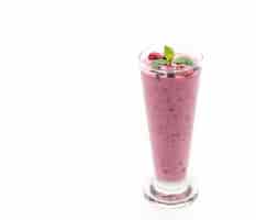 Бесплатное фото Смешанные ягоды с коктейлями из йогурта