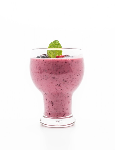 Free photo mixed berries with yogurt smoothies