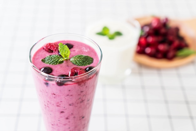 mixed berries with yogurt smoothies