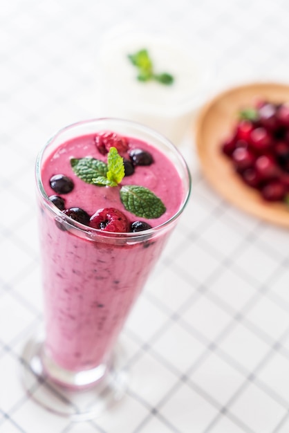 mixed berries with yogurt smoothies