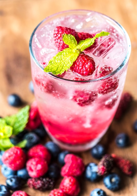 Free photo mixed berry infused water recipe