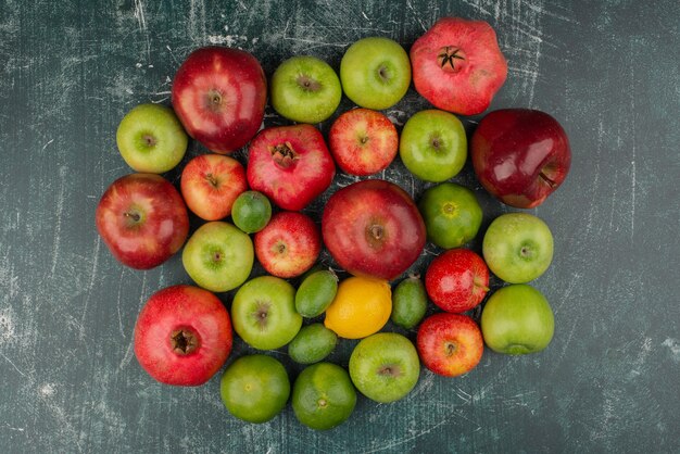 Frutta fresca mista sparsa sulla superficie di marmo.