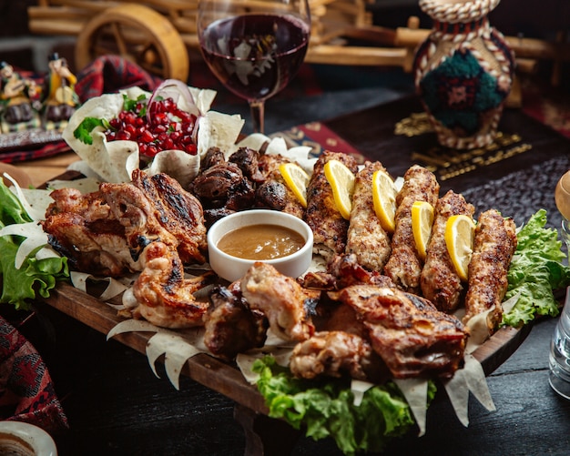 Free photo mixed fried meat with pomegranate and sauce