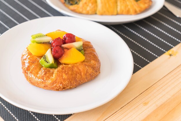 Free photo mixed fruits danish