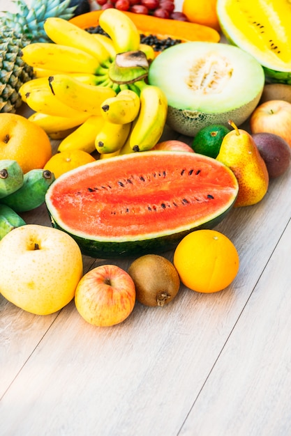 Foto gratuita frutti misti con arancia mela banana e altro