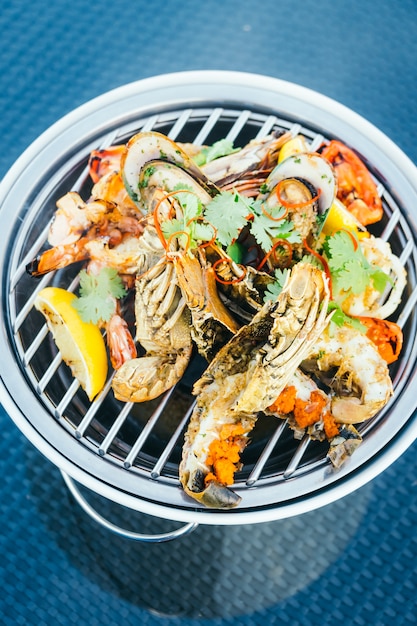 Free photo mixed grilled seafood