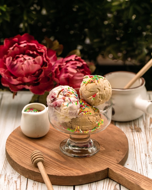 Mixed ice cream balls with caramel shavings