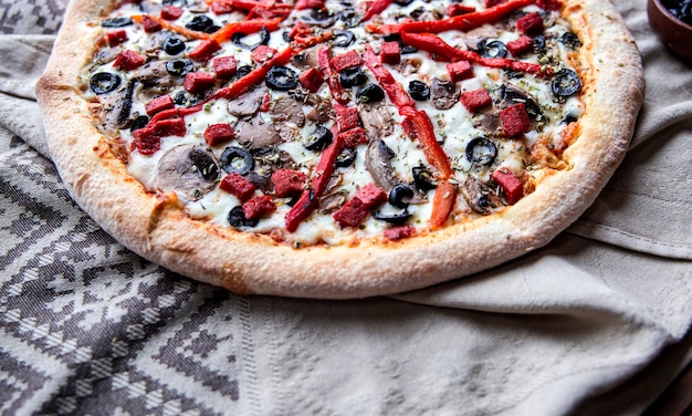 Mixed ingredient pizza with chopped red pepper