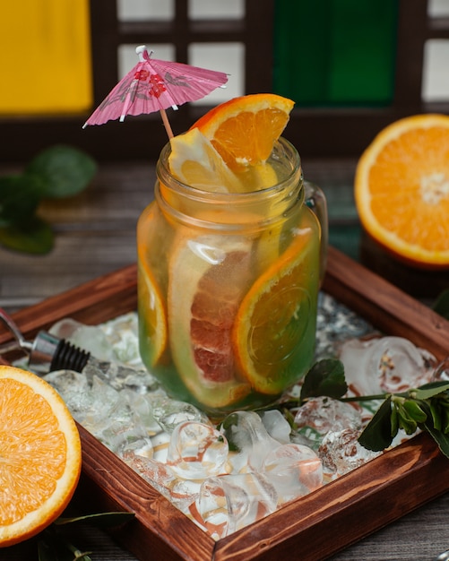 ガラスの瓶にオレンジとグレープフルーツジュースを混ぜたカクテル。