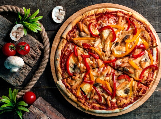 Смешанная пицца, помидоры и грибы