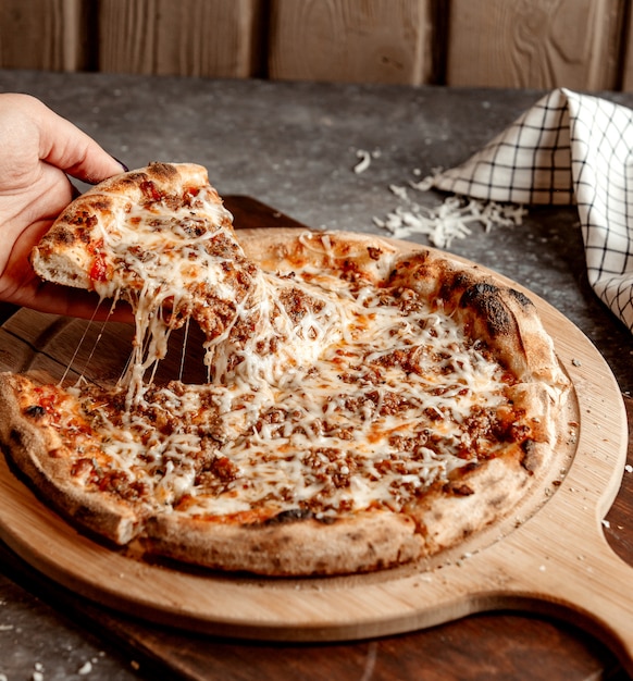 Foto gratuita pizza mista con carne tritata