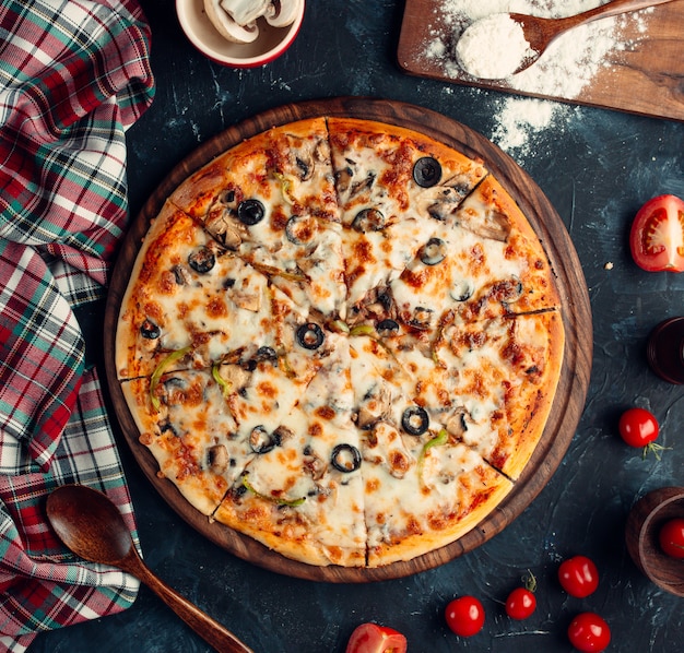 mixed pizza with olive, bell pepper, tomato