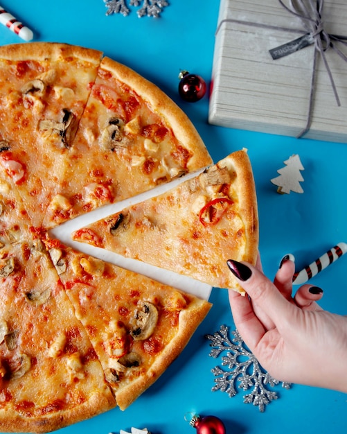 Free photo mixed pizza with tomato and mushrooms