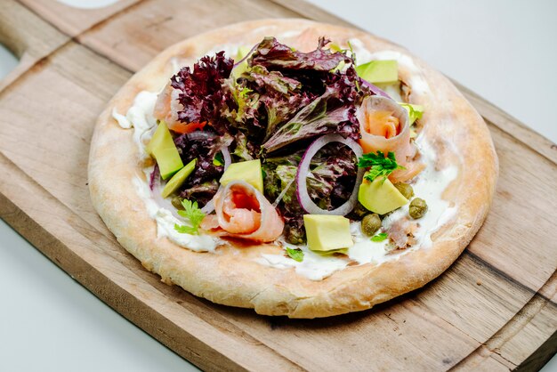 Free photo mixed salad topped on round bread