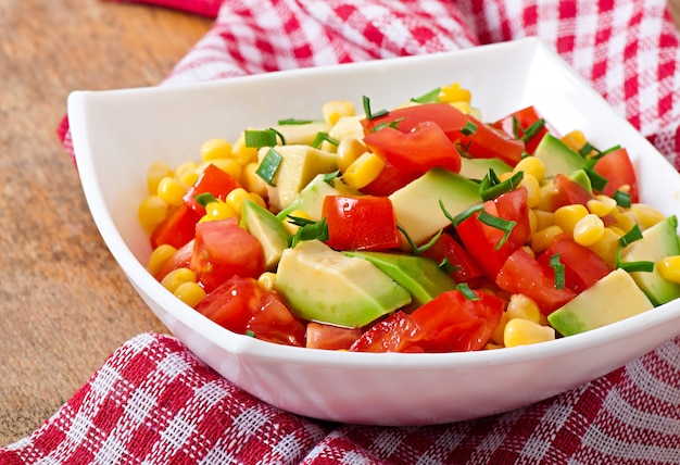 Insalata mista con avocado, pomodori e mais