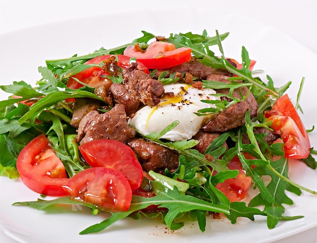 Free photo mixed salad with chicken liver and egg pochet