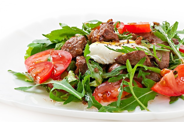 Free photo mixed salad with chicken liver and egg pochet