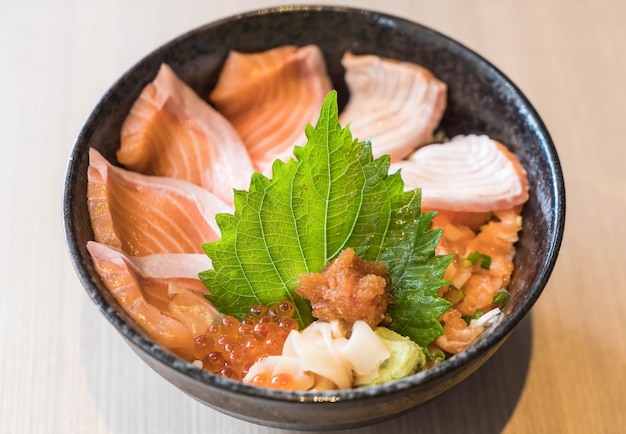 Free photo mixed salmon dongburi set