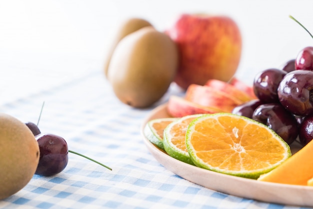 Free photo mixed sliced fruit