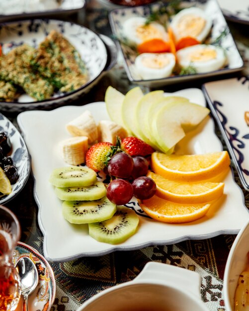 Mixed sliced fruits in plate