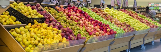 Foto gratuita frutta estiva mista alle bancarelle di generi alimentari