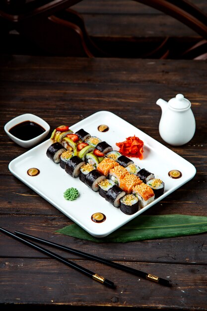 Смешанные суши роллы на тарелке