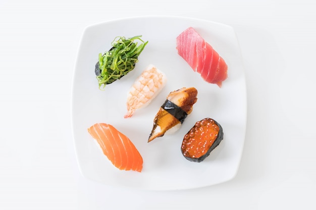 Бесплатное фото Смешанный набор суши