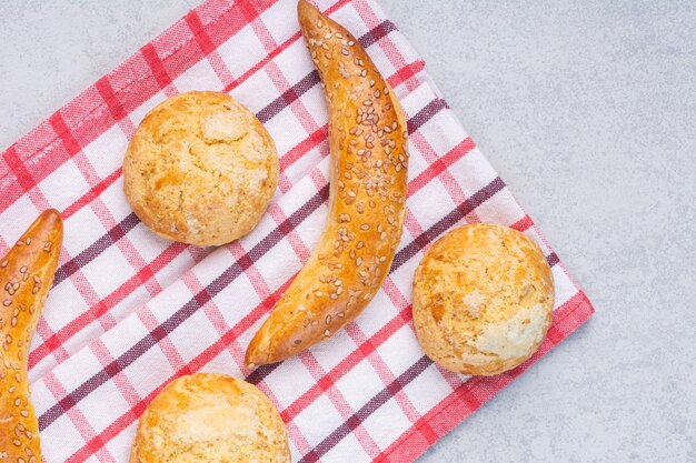 Foto gratuita un misto di biscotti dolci su un asciugamano, sul marmo.