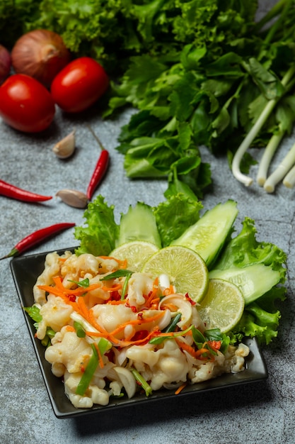 Смешанные овощи и куриные ножки, тайский острый салат.