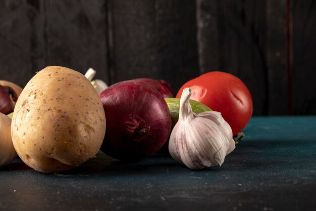 마늘 장갑, 감자, 양파 및 토마토를 포함한 혼합 야채.
