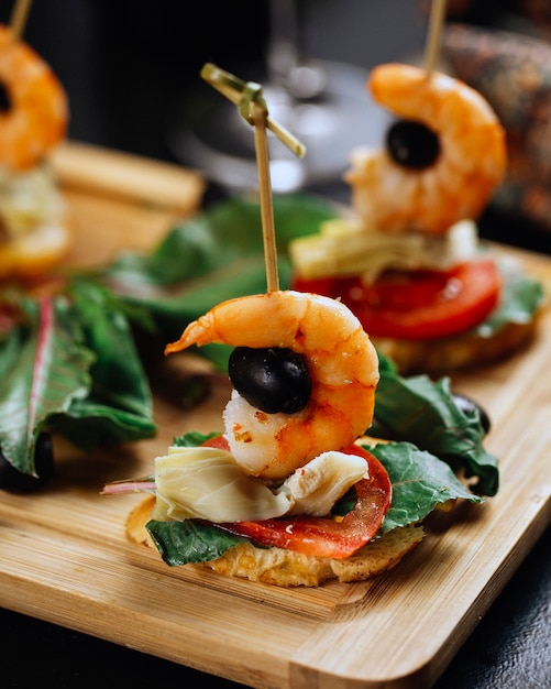 Free photo mixed vegetables and shrimps on bread